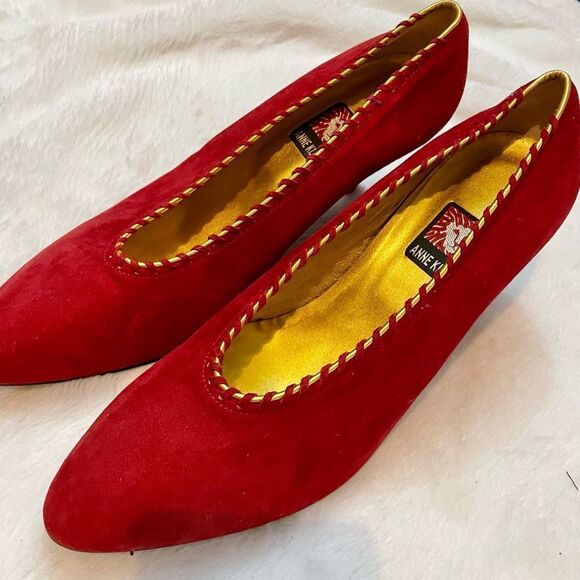 💥Host Pick!💥 Vintage NWOT 1980s Anne Klein Red Suede Pumps Gold Braid Accent - Picture 9 of 13